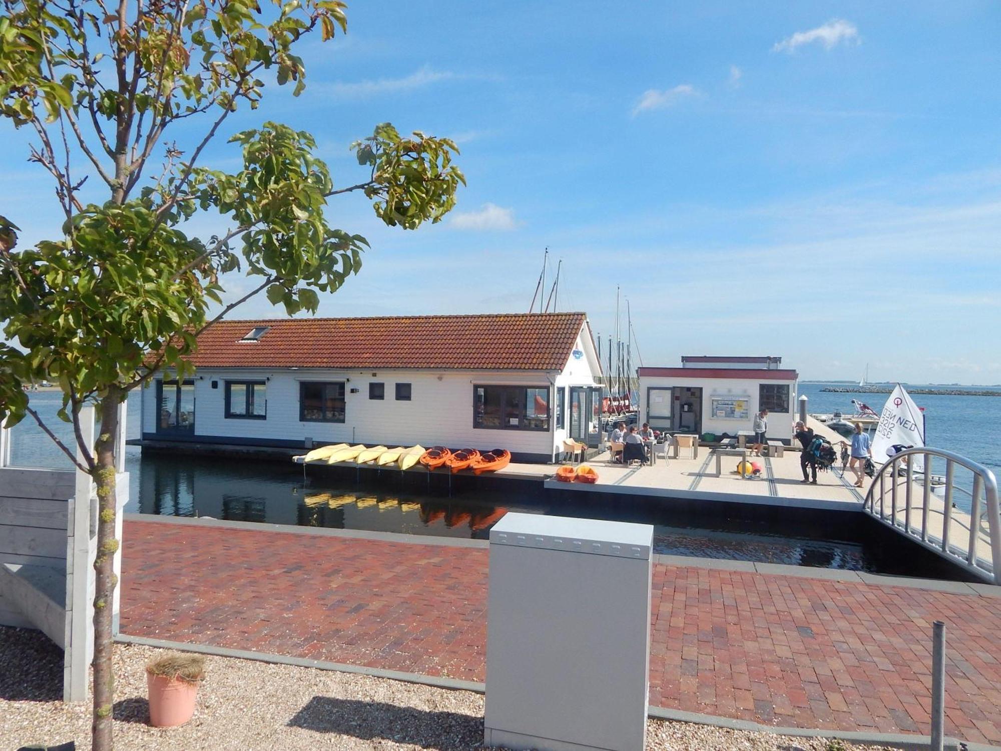 Wunderschoenes-Freistehendes-Ferienhaus-An-Der-See-Sauna-Strand-Yachthafen-Wlan ブライニッセ エクステリア 写真